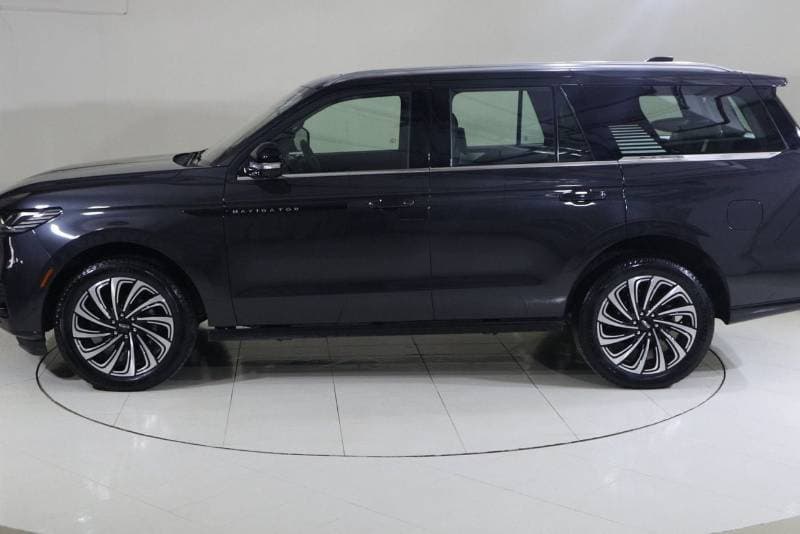 2025 Lincoln Navigator PRESIDENTIAL thumbnail 4
