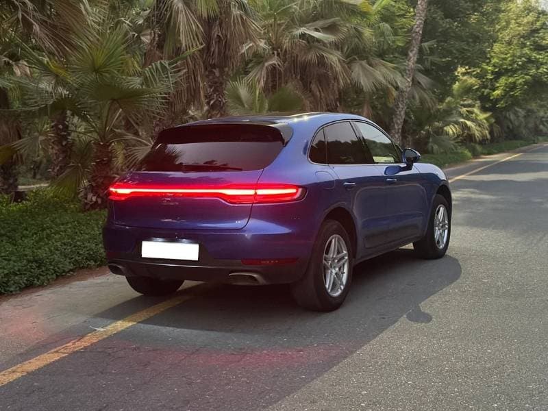 2021 Porsche Macan STANDARD thumbnail 3