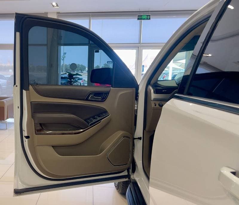 2019 Chevrolet Suburban LS thumbnail 5