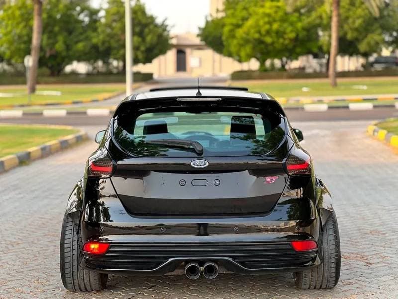 2017 Ford Focus ST thumbnail 5