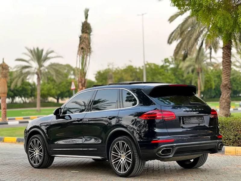 2016 Porsche Cayenne STANDARD thumbnail 4