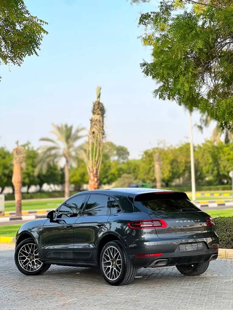 2018 Porsche Macan STANDARD thumbnail 5