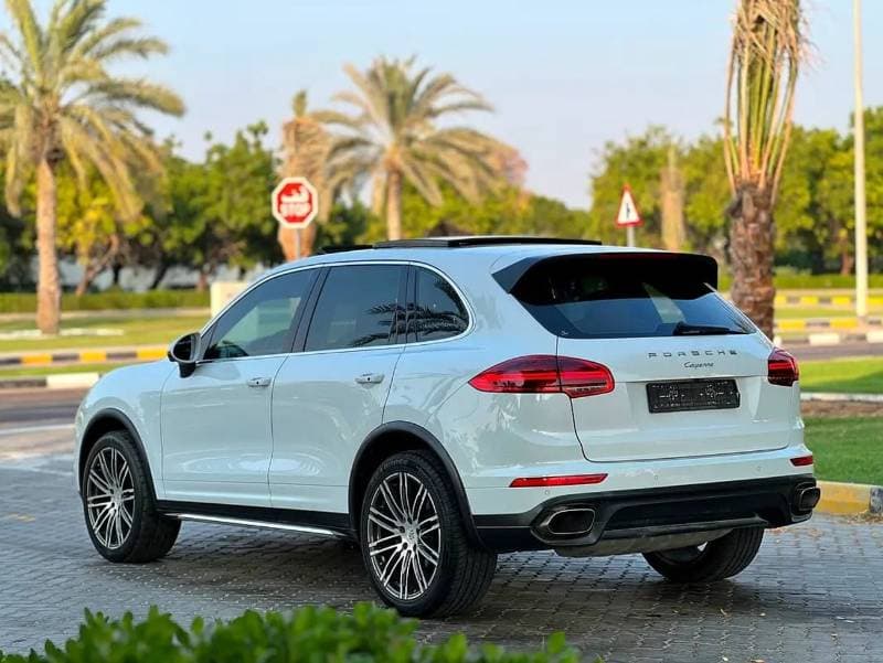 2016 Porsche Cayenne STANDARD thumbnail 4