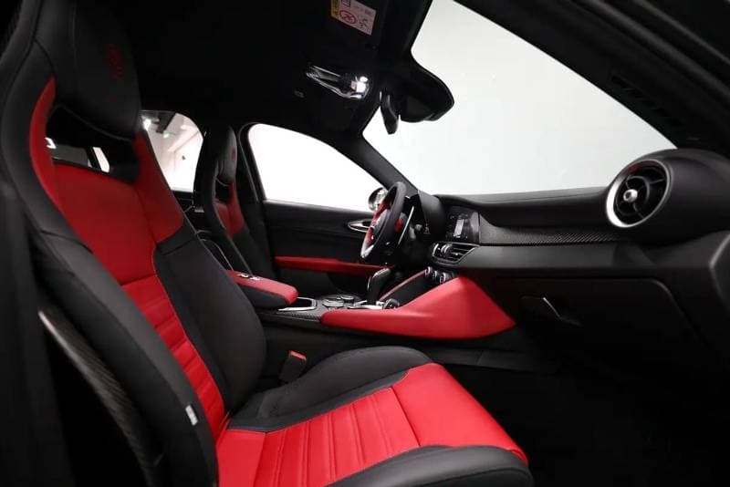 2025 Alfa Romeo Giulia thumbnail 8