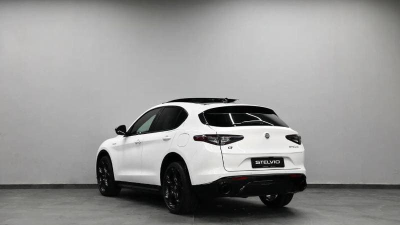 2025 Alfa Romeo Stelvio VELOCE thumbnail 4