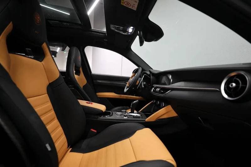 2025 Alfa Romeo Stelvio VELOCE thumbnail 8