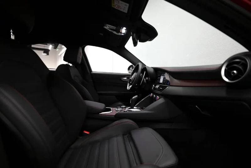 2025 Alfa Romeo Giulia thumbnail 7
