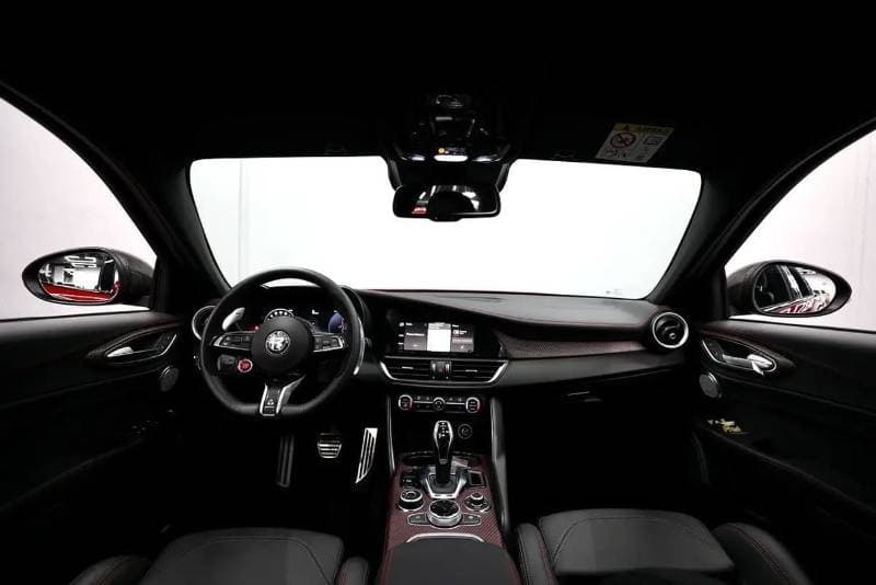 2025 Alfa Romeo Giulia QUADRIFOGLIO thumbnail 7