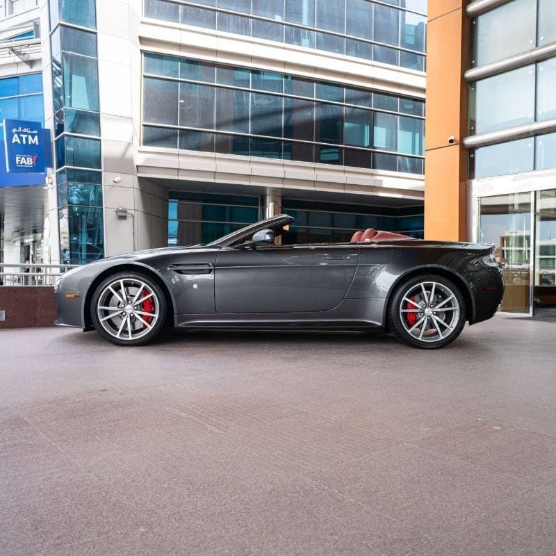 2016 Aston Martin Vantage S thumbnail 2