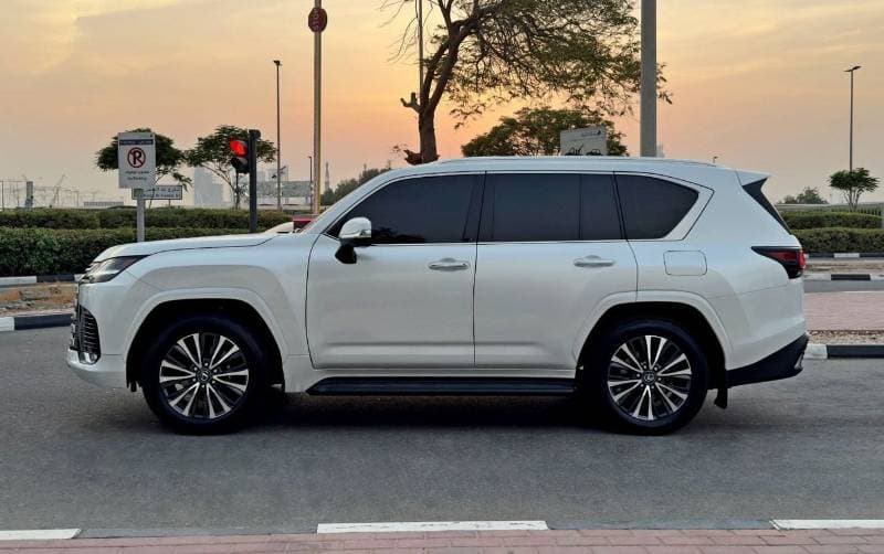 2025 Lexus LX600 SIGNATURE thumbnail 4