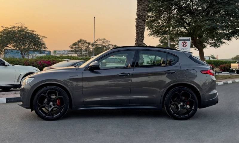 2022 Alfa Romeo Stelvio VELOCE thumbnail 4