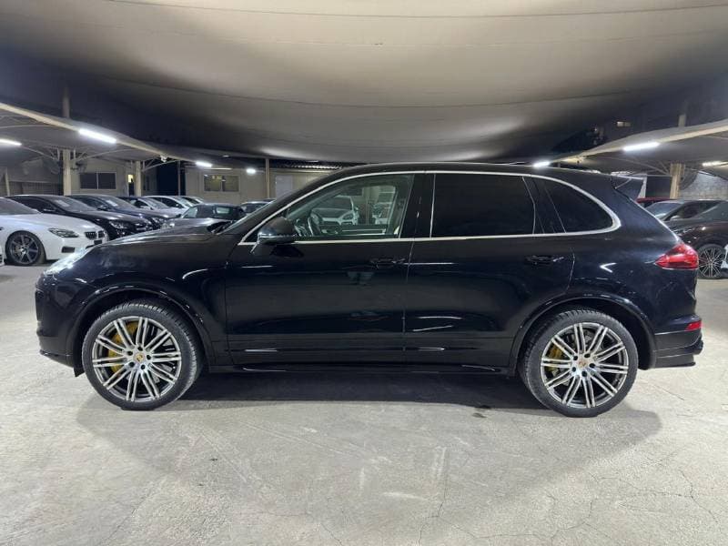 2016 Porsche Cayenne TURBO S thumbnail 3