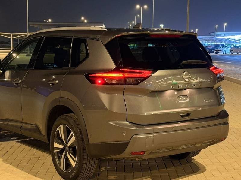 2026 Nissan Rogue PLATINUM thumbnail 4