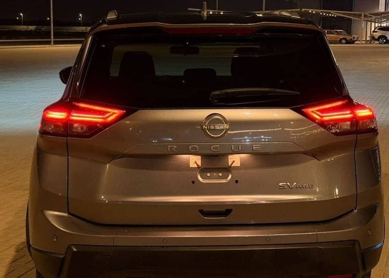 2024 Nissan Rogue PLATINUM thumbnail 4
