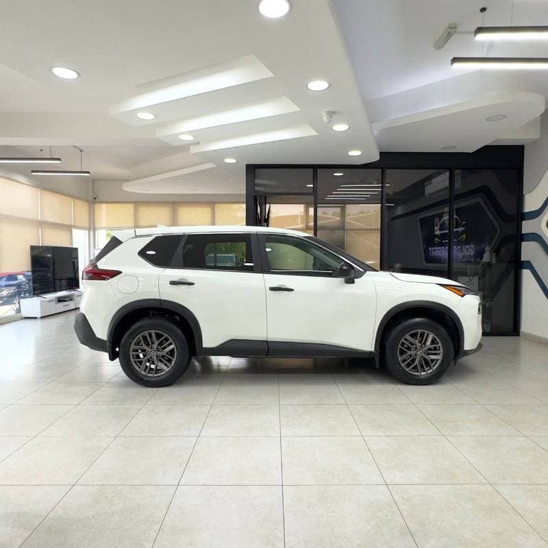 2021 Nissan Rogue SV thumbnail 3