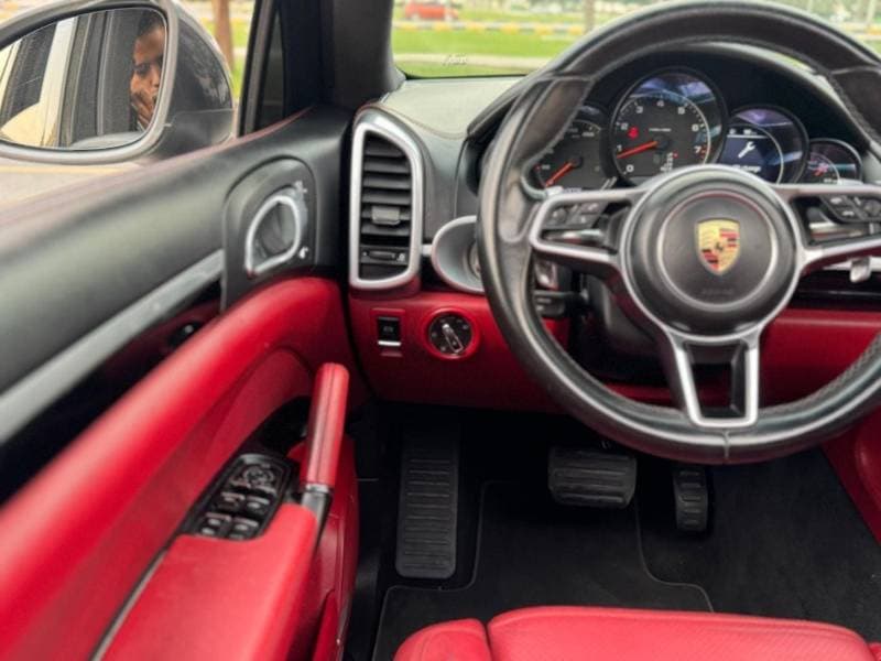 2016 Porsche Cayenne STANDARD thumbnail 3