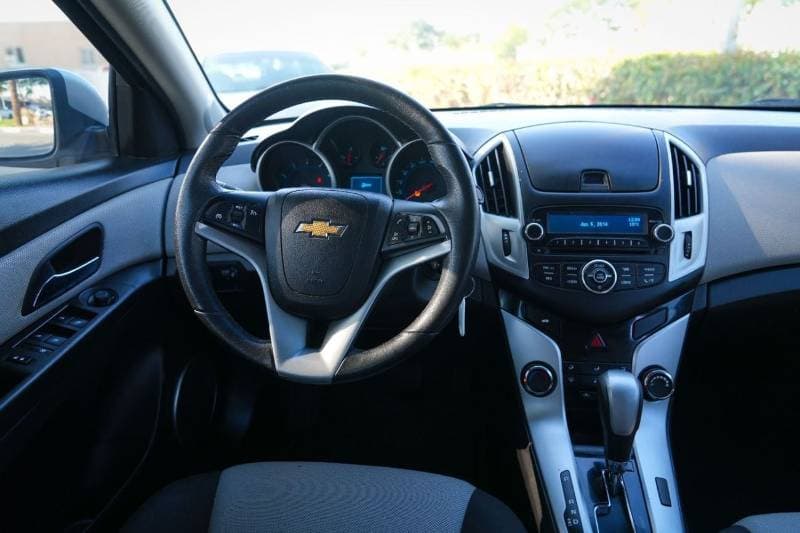 2016 Chevrolet Cruze LS thumbnail 6