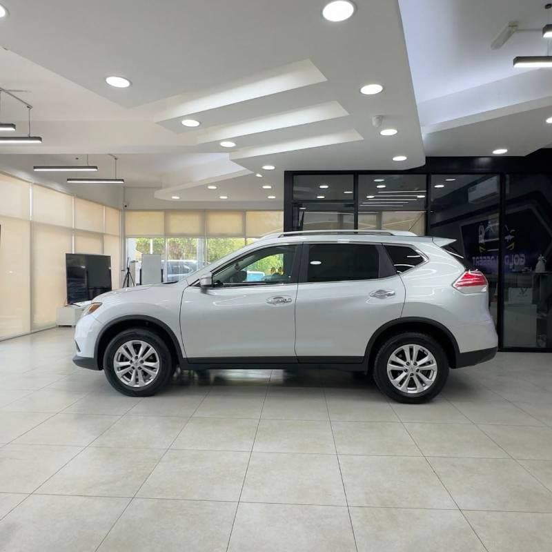 2016 Nissan Rogue SV thumbnail 3