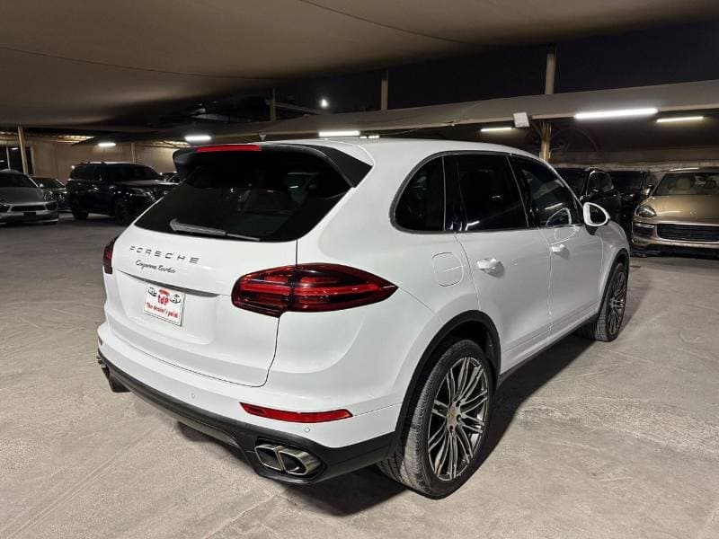 2016 Porsche Cayenne TURBO thumbnail 2