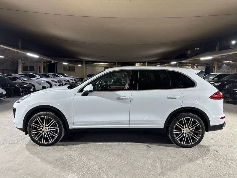 2016 Porsche Cayenne TURBO thumbnail 3
