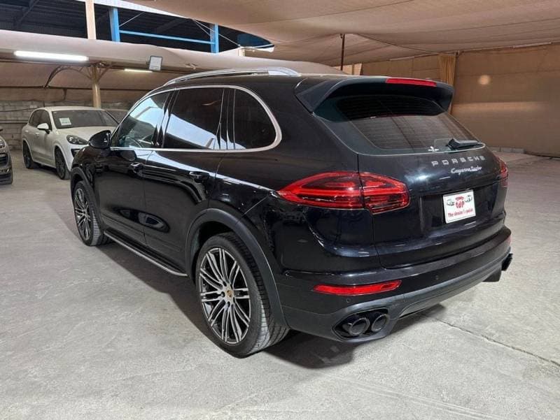 2015 Porsche Cayenne TURBO thumbnail 4