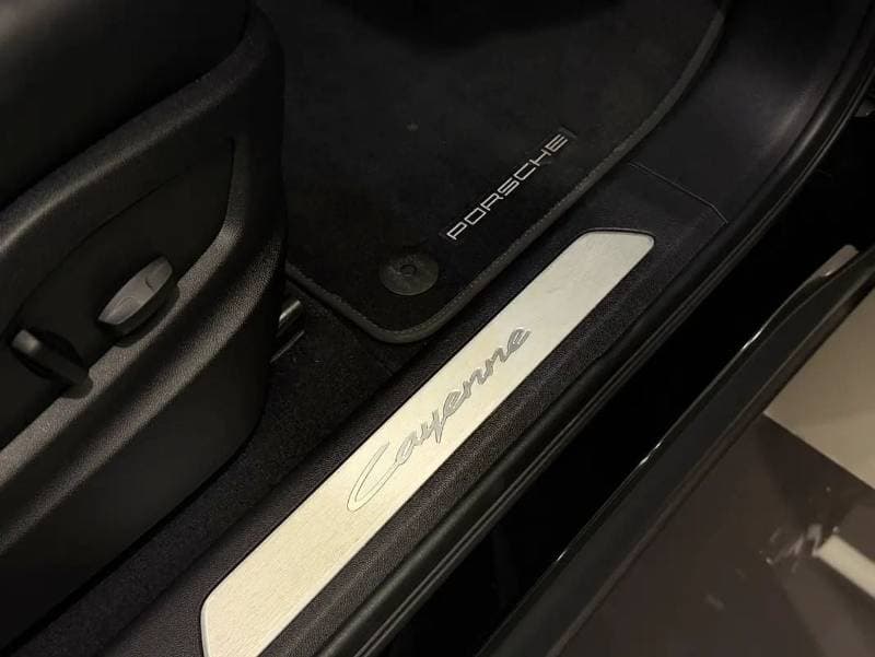 2024 Porsche Cayenne STANDARD thumbnail 5