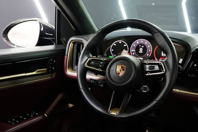 2025 Porsche Cayenne GTS thumbnail 4