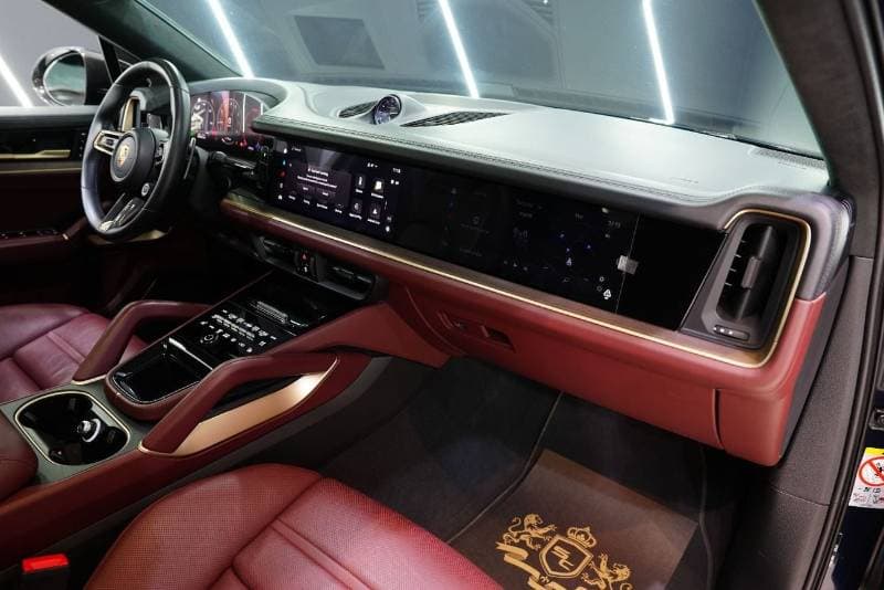 2025 Porsche Cayenne GTS thumbnail 8