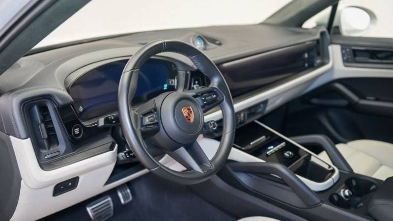 2025 Porsche Cayenne GTS thumbnail 5