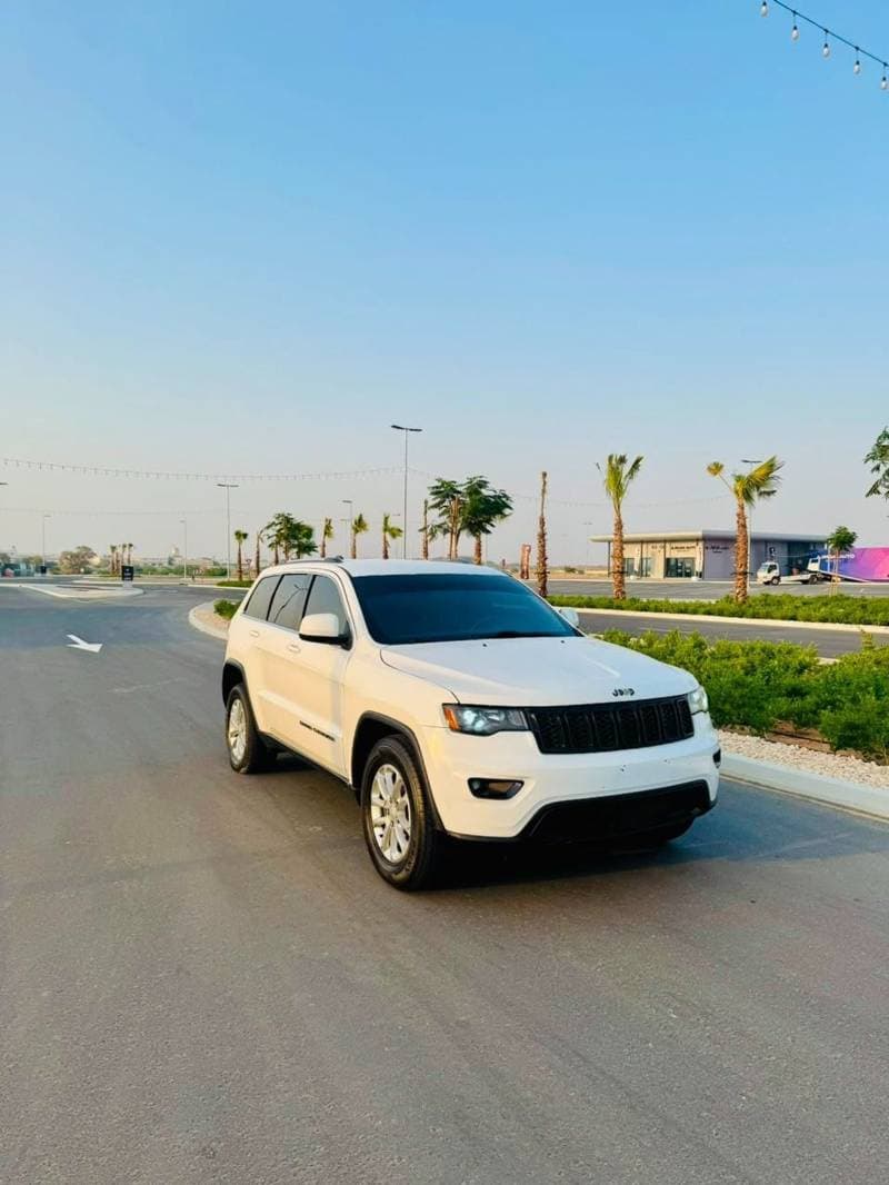 2021 Jeep Grand Cherokee LAREDO thumbnail 5
