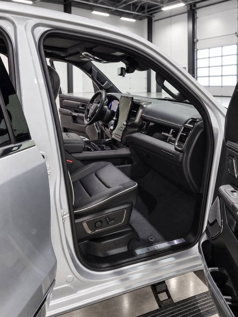 2026 RAM 1500 LIMITED thumbnail 5