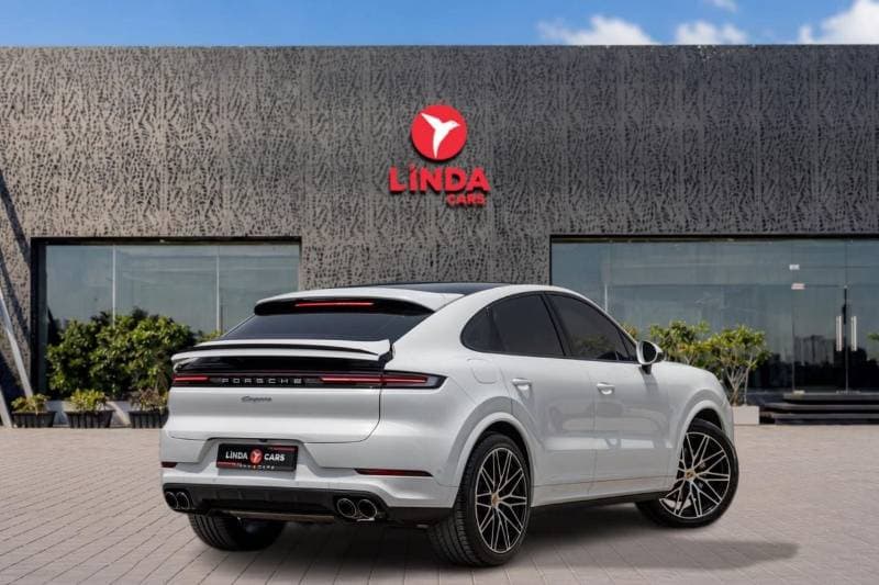 2024 Porsche Cayenne thumbnail 6