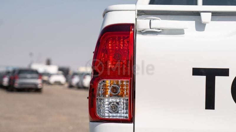 2025 Toyota Hilux thumbnail 8