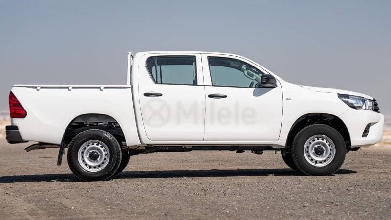 2025 Toyota Hilux thumbnail 5