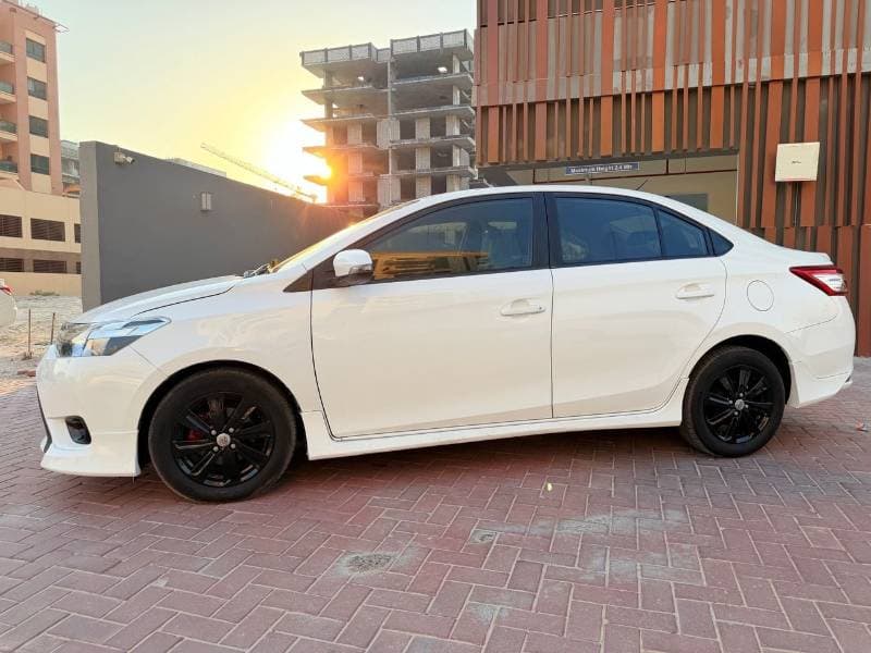 2016 Toyota Yaris SPORT thumbnail 3