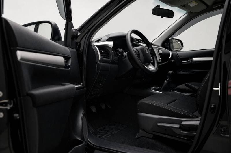2026 Toyota Hilux SR5 thumbnail 8