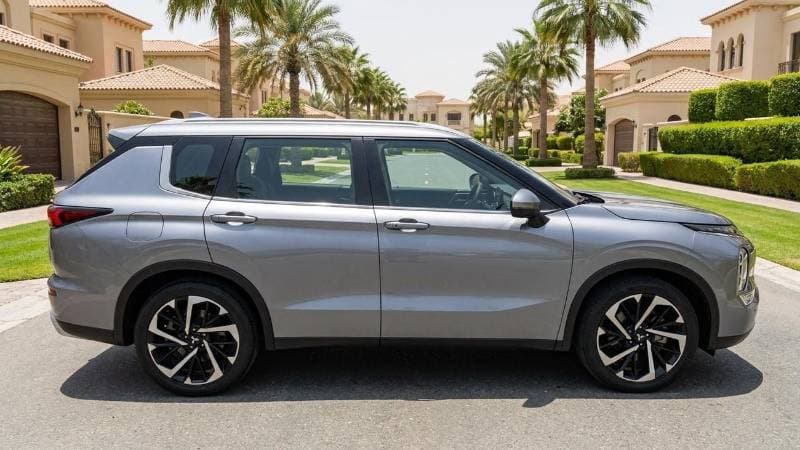 2023 Mitsubishi Outlander thumbnail 3