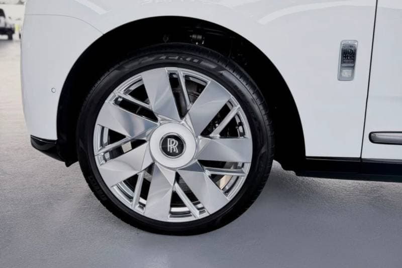 2025 Rolls Royce Cullinan Silver Badge thumbnail 6