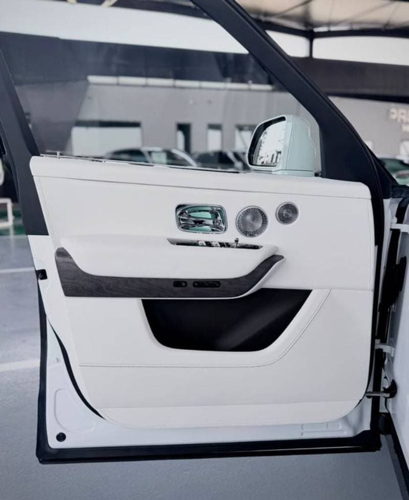 2025 Rolls Royce Cullinan Silver Badge thumbnail 5
