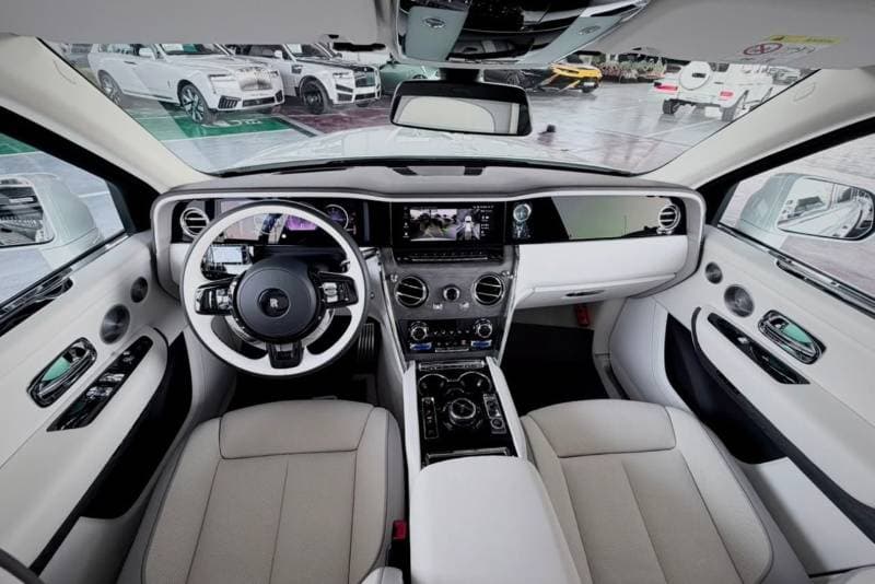 2025 Rolls Royce Cullinan Silver Badge thumbnail 7