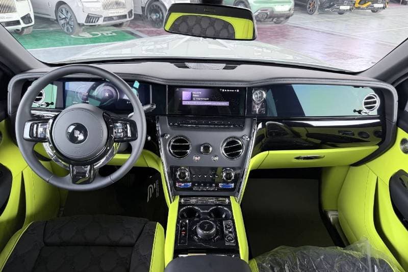 2025 Rolls Royce Cullinan Silver Badge thumbnail 8