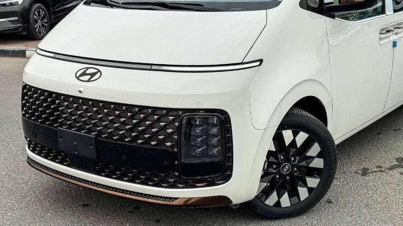 2026 Hyundai Staria LUXURY thumbnail 2
