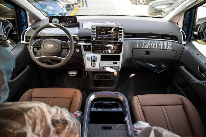 2026 Hyundai Staria LUXURY thumbnail 8