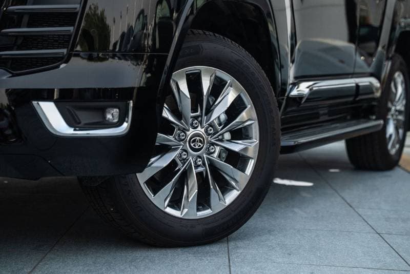 2026 Toyota Land Cruiser VXR thumbnail 3
