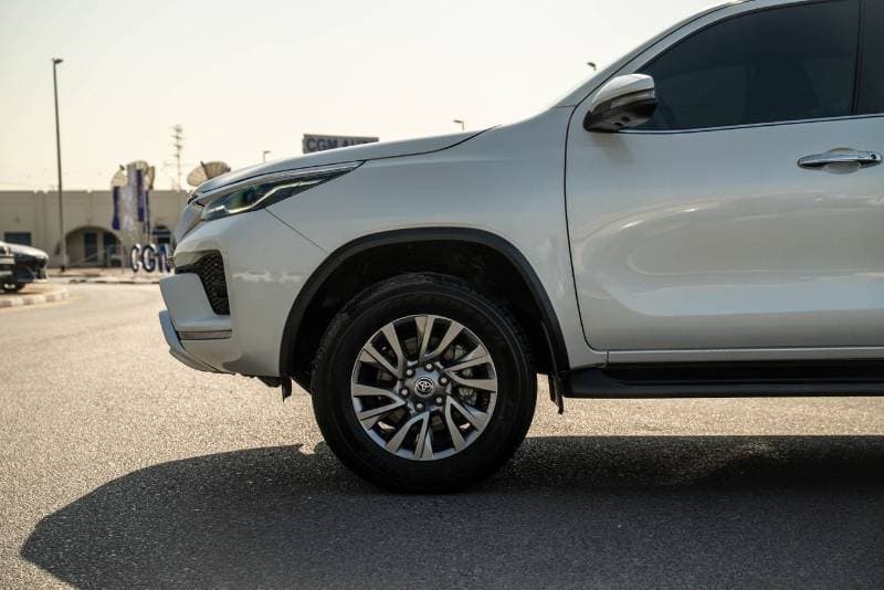 2024 Toyota Fortuner VXR thumbnail 3