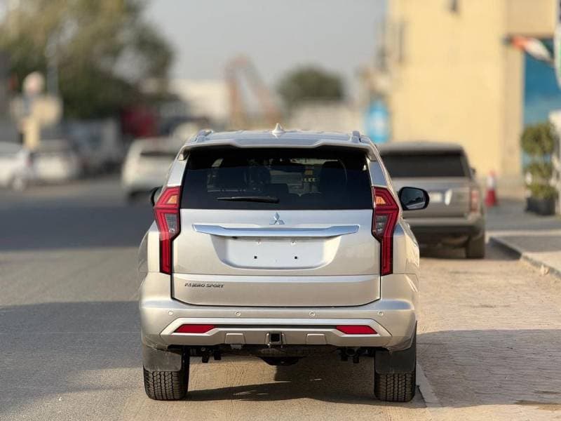 2022 Mitsubishi Pajero Sport thumbnail 2