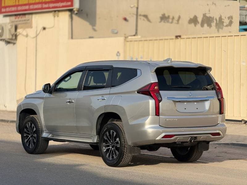 2022 Mitsubishi Pajero Sport thumbnail 4