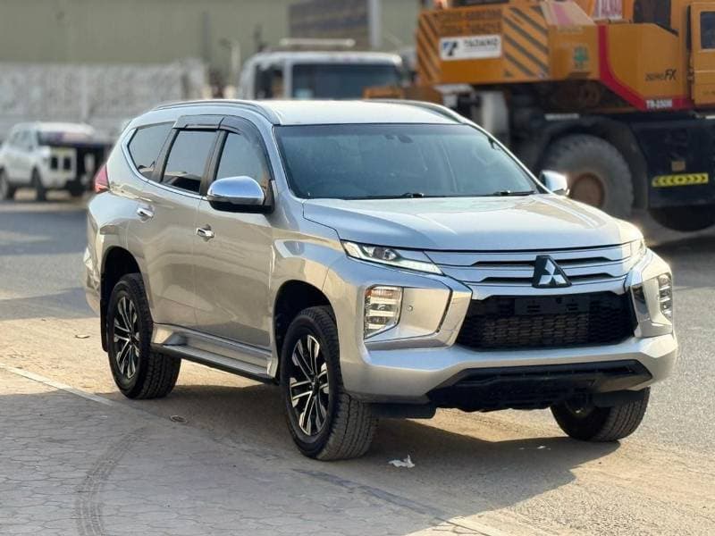 2022 Mitsubishi Pajero Sport thumbnail 3