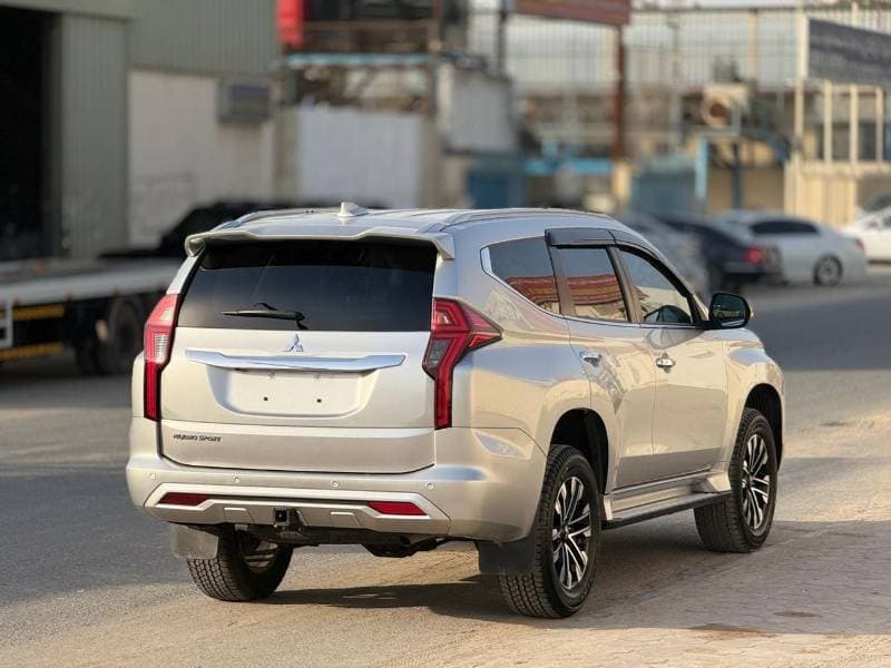 2022 Mitsubishi Pajero Sport thumbnail 5