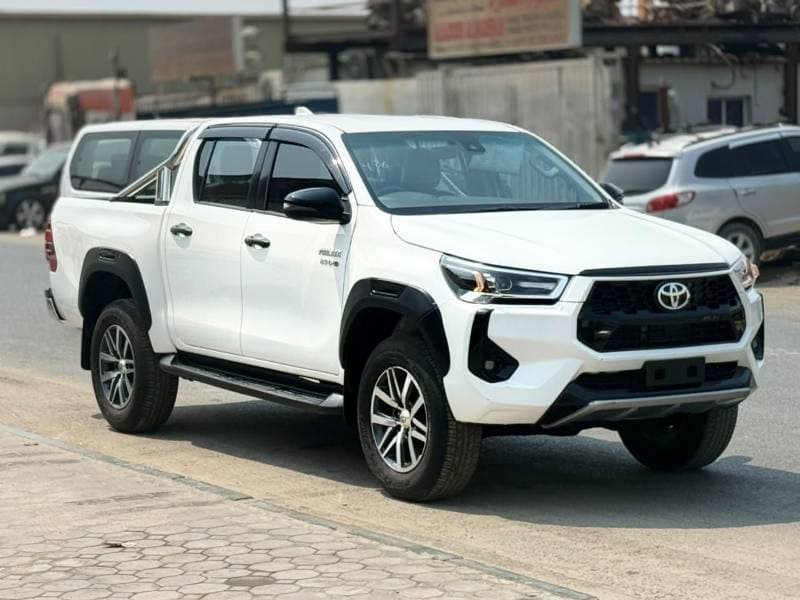 2022 Toyota Hilux thumbnail 2